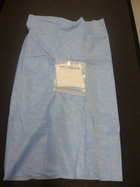 CHAMP PATIENT, EN NONTISSE DE POLYPROLYLENE, DE COULEUR BLEUE, AVEC EN SON MILIEU UN SAC DE MATIERE PLASTIQUE OUVERT FORMANT DEUX POCHES.
