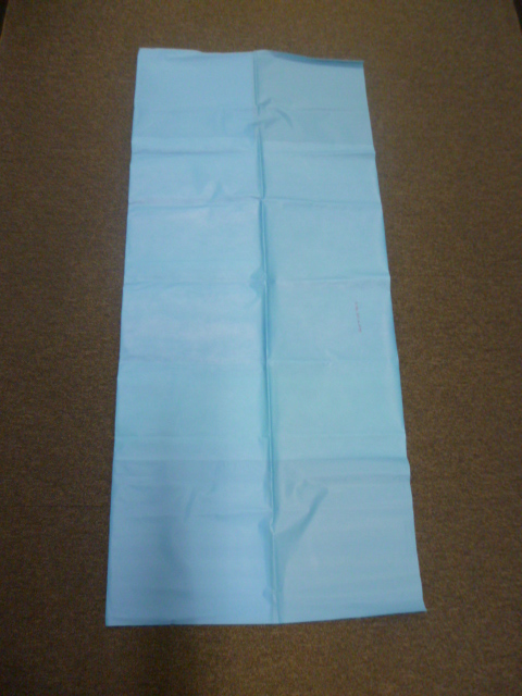COUVRE TABLE, EN POLYETHYLENE NONTISSE AVEC UN RENFORT EN POLYPROLYLENE, DE COULEUR BLEUE, DIMENSION 140 X 120 CM. ARTICLE A USAGE CHIRURGICAL.