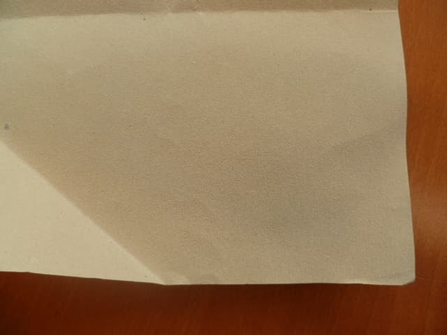 FEUILLE DE PAPIER, DE FORME RECTANGULAIRE, SUR LAQUELLE EST APPLIQUEE UN ABARASIF EN GRAINS. 
DIMENSIONS DE LA FEUILLE EN CM : ENVIRON 23 X 28.
