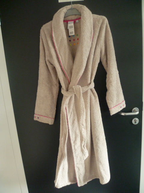 PEIGNOIR, NON RECONNAISSABLE COMME ETANT POUR HOMME OU POUR FEMME, CONFECTIONNE EN TISSU BOUCLE DU GENRE EPONGE 100% COTON, DESCENDANT JUSQU'EN DESSOUS DU GENOU, ET COMPORTANT UNE OUVERTURE COMPLETE SUR LE DEVANT, UNE ENCOLURE CHALE, UNE CEINTURE A LA TAILLE SE GLISSANT DANS DES PASSANTS AU DOS ET SE NOUANT SUR LE DEVANT, DES MANCHES LONGUES SE TERMINANT PAR UN REVERS, DEUX POCHES LATERALES, ET UN OURLET A LA BASE. 
L'OUVERTURE, L'ENCOLURE, AINSI QUE L'EXTREMITE DES MANCHES COMPORTENT UN LISERE DE COULEUR CONTRASTANTE, ET DES POINTS DECORATIFS DE DIFFERENTES COULEURS SONT BRODES AU NIVEAU DES REVERS DE MANCHES ET DANS LE DOS. 
TAILLE : 2.