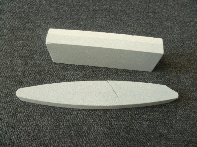 LOT DE DEUX PIERRES A AIGUISER DONT L'UNE EST DE FORME ALLONGEE AUX BOUTS ARRONDIS DE 22X1,5CM, L'AUTRE DE FORME PARALLELEPIPEDIQUE DE 15X5X2,5CM.