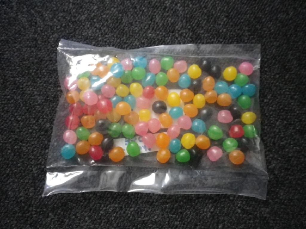 BONBONS DRAGEIFIES, RONDS DE COULEURS VARIEES.