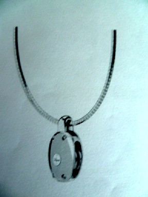 PENDENTIF, EN FORME DE POULIE, EN ACIER INOX, PLAQUE D'OR.