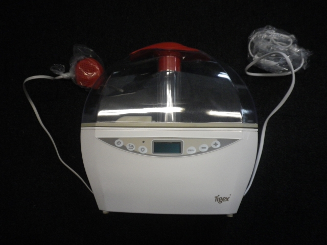 APPAREIL ELECTRIQUE SE PRESENTANT SOUS LA FORME D'UN HUMIDIFICATEUR A VAPEUR FROIDE DOTE D'UN RESERVOIR D'EAU DE 2 LITRES, DE TOUCHES + ET – POUR LA PROGRAMMATION DU TAUX D'HUMIDITE SOUHAITEE, D'UN HYGRO-THERMOMETRE, D'UNE TOUCHE MENU, D'UN ECRAN DIGITAL, D'UNE TOUCHE MARCHE/ARRET VEILLEUSE, D'UN VOYANT D'INDICATION DE MISE SUR SECTEUR, D'UN BOUCHON RESERVOIR, D'UN IONISATEUR... CET APPAREIL EST PROGRAMMABLE, SE DECLENCHE ET S'ARRETE AUTOMATIQUEMENT.  ALIMENTATION :SECTEUR 220-240V, PUISSANCE 32W, FREQUENCE 50HZ.