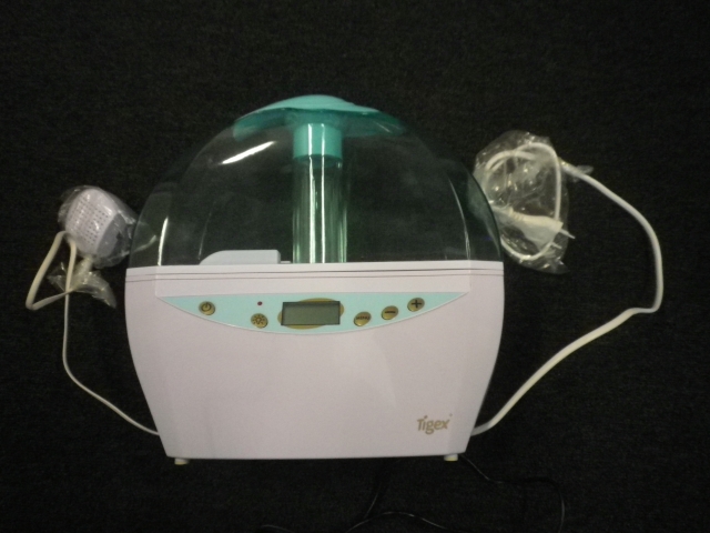 APPAREIL ELECTRIQUE SE PRESENTANT SOUS LA FORME D'UN HUMIDIFICATEUR  A VAPEUR FROIDE DOTE D'UN RESERVOIR D'EAU DE 2 LITRES, DE TOUCHES + ET – POUR LA PROGRAMMATION DU TAUX D'HUMIDITE SOUHAITEE, D'UN HYGRO-THERMOMETRE, D'UNE TOUCHE MENU, D'UN ECRAN DIGITAL, D'UNE TOUCHE MARCHE/ARRET VEILLEUSE. D'UN INDICATEUR LED D'ALIMENTATION, D'UN BOUCHON RESERVOIR, D'UN IONISATEUR... CET APPAREIL EST PROGRAMMABLE, SE DECLENCHE ET S'ARRETE AUTOMATIQUEMENT.  ALIMENTATION : SECTEUR 220-240V, PUIISSANCE 32W, FREQUENCE 50HZ.