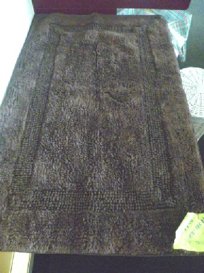 TAPIS DE BAIN, CONFECTIONNE EN MATIERE TEXTILE DE COTON, ASPECT VELOURS, DE FORME RECTANGULAIRE 50 CM X 80 CM, DE COULEUR CHOCOLAT, TISSE, NON TOUFFETE, NI FLOQUE, DONT LES BORDURES SE TERMINENT PAR UN BIAIS.