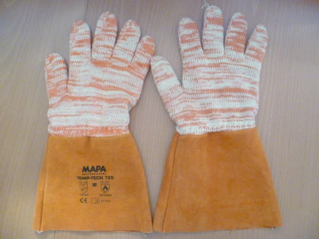 GANT DE PROTECTION A CINQ DOIGTS EN ETOFFE DE BONNETERIE EPAISSE (100 % COTON), AVEC UNE DOUBLURE ET UNE MANCHETTE EN CROUTE DE CUIR DE 15 CM ENVIRON RECOUVRANT LE POIGNET ET L'AVANT BRAS.