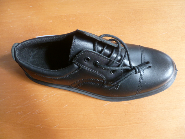 CHAUSSURE DE PROTECTION, NON RECONNAISSABLE COMME ETANT POUR HOMMES OU POUR FEMMES, DE COULEUR NOIRE, DONT LE DESSUS EST EN CUIR, AVEC UNE LANGUETTE ET UNE FERMETURE PAR LACET, LA SEMELLE INTERIEURE MESURE PLUS DE 24 CM, LA SEMELLE EXTERIEURE EST EN  POLYURETHANE ET PRESENTE DES SCULPTURES, ELLE POSSEDE A L'AVANT UNE COQUILLE DE PROTECTION EN ACIER, LE LOGO DE LA MARQUE APPARAÎT SUR LA SEMELLE. TAILLE 42