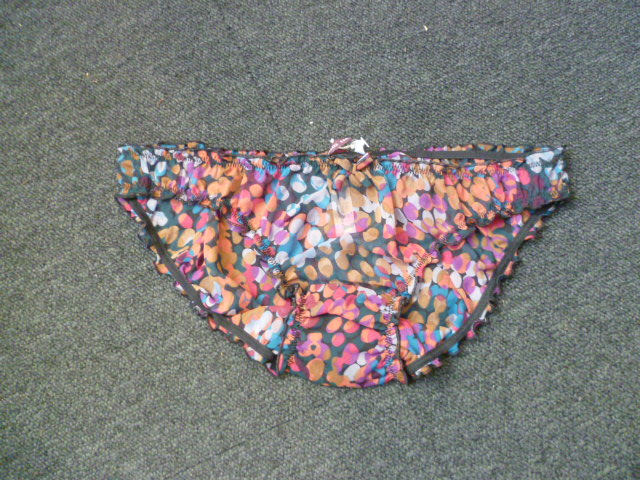 CULOTTE EN TISSU DE SOIE, COMPORTANT UN ELASTIQUE A LA TAILLE ET AUX CUISSES, UN NOEUD SUR LE DEVANT, UNE DOUBLURE A L'ENTREJAMBE EN COTON.