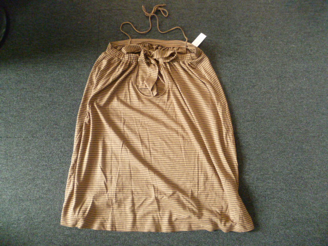 ROBE CONFECTIONNE EN BONNETERIE DE FIBRES ARTIFICIELLES MAJORITAIREMENT (60% VISCOSE, 25% COTON, 15% LIN), LEGERE, LARGE ET DROITE  A MAILLES FINES, BICOLORE BRUN FONCE ET BRUN CLAIR, DESCENDANT AU-DESSUS DES GENOUX, AVEC DEUX CORDONS COUSUS SUR LE DEVANT SERVANT DE BRETELLES A NOUER DERRIERE LE COU,  AVEC DEUX ELASTIQUES DE PART ET D'AUTRE D'UNE ECHANCRURE DANS LE DOS ET DEUX CORDONS AU NIVEAU DES ELASTIQUES SERVANT A AJUSTER LA ROBE. LA BASE EST OURLEE.   
LONGUEUR DOS 66 CM