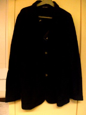 VETEMENT DESTINE A RECOUVRIR LA PARTIE SUPERIEURE DU CORPS, GENRE VESTE, POUR HOMMES, CONFECTIONNE EN ETOFFE DE BONNETERIE 100% COTON, DE COULEUR BLEU MARINE, SANS DOUBLURE, COMPORTANT UN COL TAILLEUR, UNE OUVERTURE COMPLETE SUR LE DEVANT AVEC UNE FERMETURE DE GAUCHE SUR DROITE PAR BOUTONS, DES MANCHES LONGUES DONT LES EXTREMITES SE TERMINENT PAR UN OURLET, UNE GRANDE POCHE DE CHAQUE COTE DU VETEMENT, LA BASE DU VETEMENT SE TERMINE PAR UN OURLET.