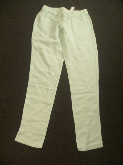 PANTALON EN TISSU DE FIBRES ARTIFICIELLES MAJORITAIRE (62% LYOCEL, 38% LIN), ENVELOPPANT CHAQUE JAMBE SEPAREMENT ET DESCENDANT JUSQU’AUX CHEVILLES, AVEC UNE BANDE ELASTIQUEE A LA TAILLE, ET UN CORDON SE NOUANT SUR LE DEVANT, SANS OUVERTURE ET AVEC UN OURLET A LA BASE.