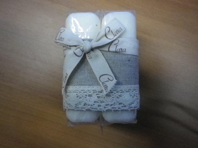 LOT DE 2 SAVONS A L'AMANDE DOUCE EMBALLES SEPAREMENT SOUS CELLOPHANE ET ASSEMBLES PAR UN TISSU EN LIN AVEC UN NOEUD.