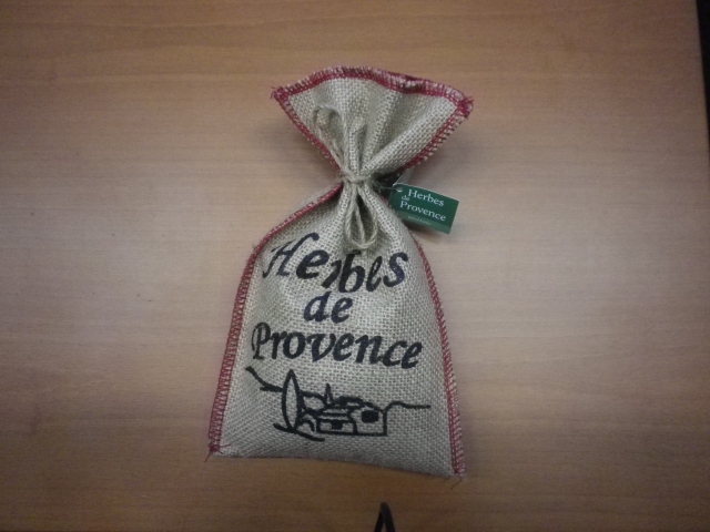 HERBES DE PROVENCE CONDITIONNEES  DANS UN SACHET EN TOILE DE JUTE IMPRIME. POIDS 150GR