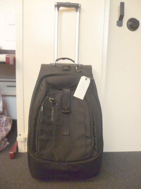 VALISE A ROULETTES, A SURFACE EXTERIEURE EN MATIERE TEXTILE, DE FORME RECTANGULAIRE. ELLE COMPORTE UNE POIGNEE RETRACTABLE AU DOS, DEUX POIGNEES SOUPLES SUR LE COTE ET EN HAUT, UN PORTE-ETIQUETTE SUR LE COTE ET UNE SANGLE FERMANT PAR CLIP SUR LE DEVANT. ELLE S'OUVRE AU MOYEN D'UNE FERMETURE A GLISSIERE ET COMPREND DES POCHES A L'AVANT, DES POCHES INTERNES ET DEUX SANGLES DE MAINTIEN A L'INTERIEUR.    

DIMENSIONS 68 X 37 X P 28 CM.