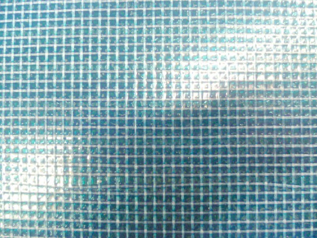 FEUILLE EN MATIERE PLASTIQUE SEMI-RIGIDE, TRANSPARENT, FAISANT APPARAITRE UN TISSU DE FIBRES SYNTHETIQUES A MAILLES OUVERTES.
