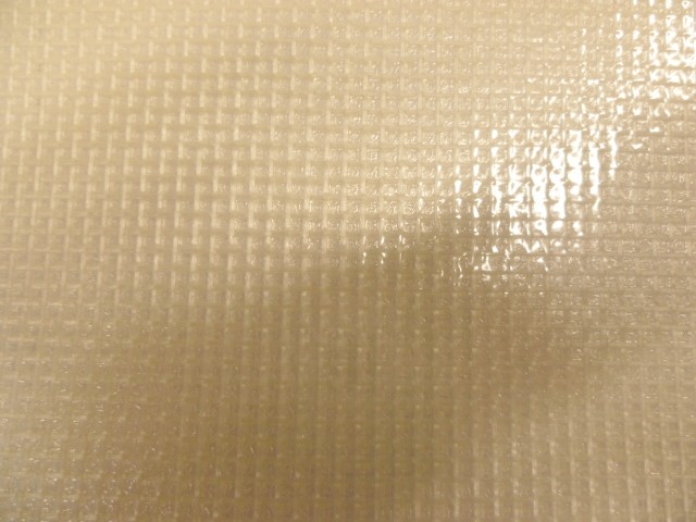 FEUILLE EN MATIERE PLASTIQUE RIGIDE, TRANSPARENT, FAISANT APPARAITRE UN TISSU DE FIBRES SYNTHETIQUES A MAILLES OUVERTES.