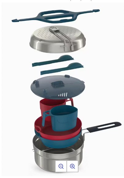 Articles d’économie domestique se présentant sous la forme d’une popote conçue pour cuisiner et manger à l’extérieur : en camping, bivouac…
Ce kit popote comprend :
- 1 casserole graduée majoritairement en acier inoxydable avec 1 poignée repliable, 
- 1 poêle majoritairement en acier inoxydable avec 1 poignée repliable et verrouillable, 
- 2 assiettes creuses en plastique,
- 2 mugs en plastique,
- 2 sets de 3 couverts (fourchette, cuillère, couteau) en plastique,
- 1 couvercle / passoire en tritan adaptable sur la casserole ou la poêle,
- 1 système de fermeture en silicone servant de dessous de plat,
- 1 housse de transport en filet.Le produit convient à tout type de feu 
Le produit convient à tout type de feu (bois, gaz, induction).