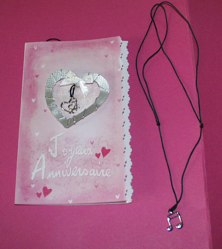ASSORTIMENT COMPOSE D’UNE CARTE D’ANNIVERSAIRE ET D’UN PENDENTIF CONDITIONNE SOUS CELLOPHANE POUR LA VENTE AU DETAIL.

CARTE PRESENTEE SOUS LA FORME D’UNE FEUILLE CARTONNEE, PLIEE EN DEUX, DE FORME RECTANGULAIRE, AVEC UN CŒUR EN RELIEF COLLE ENTRELACE D’UN FIL ARGENTE GARNI D’UN PETIT NOEUF. CETTE CARTE COMPORTE DES MOTIFS DECORATIFS ET UNE INSCRIPTION. ELLE EST POURVUE D’UNE PETITE FENTE AU NIVEAU DU CŒUR QUI PERMET LE PASSAGE DU PENDENTIF.
CETTE CARTE EST OFFERTE A L’OCCASION D’ANNIVERSAIRE, MARIAGE OU NAISSANCE.


LE PENDENTIF FAIT L’OBJET D’UN CLASSEMENT SEPARE.
FR-E4-2004-003292-01