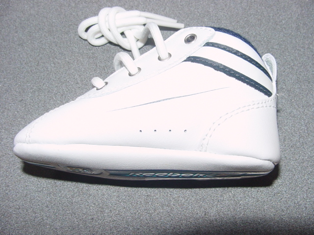 INFANTS/BABIES TRAINER STYLE BOOT. UPPERS OF LEATHER. OUTER SOLES OF LEATHER. COVERING THE ANKLE BUT NO PART OF THE CALF. INSOLE LENGTH LESS THAN 24CMS. WITH LACE UP FASTENING. COMPANY LOGO ON OUTER SOLE.
