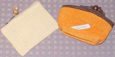 PURSE MADE FROM WOVEN PALM STRING. WITH A ZIP FASTENING WHICH HAS A SM
ALL ROUND DECORATIVE WOOD BEAD. LINED ON THE INSIDE OF THE PURSE WITH
A TEXTILE MATERIAL.  12CMX 8CM APPROX.