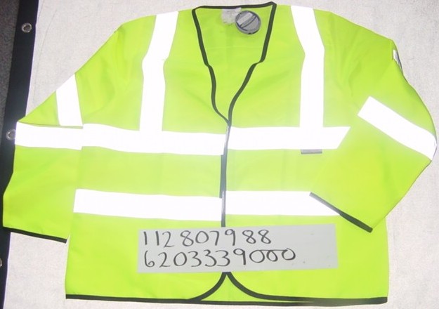 A WOVEN HIGH VISIBILITY JACKET FOR MEN. WITH LONG SLEEVES. WITH A V-NE
CK. WITH A COMPLETE OPENING.  WITH LEFT OVER RIGHT CLOSURE WITH VELCRO
 FASTENING. BOUND AT THE EDGES WITH A CONTRASTING COLOURED TAPE. WITH
REFLECTIVE STRIPES ON THE FRONT AND BACK OF THE GARMENT. 100% POLYESTE
R.