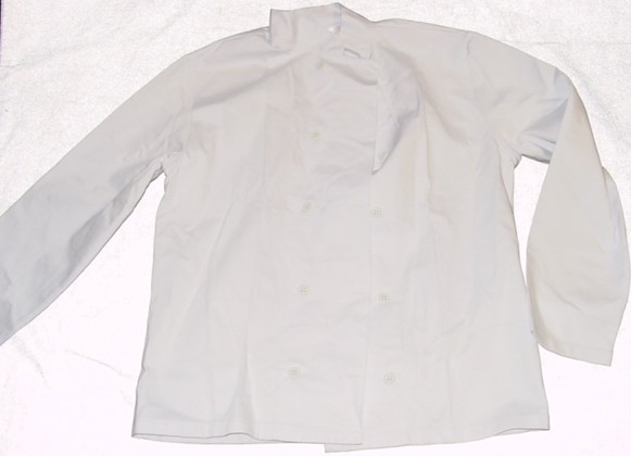 A WOVEN UNISEX INDUSTRIAL JACKET FOR CHEFS. REACHING TO THE HIP. WITH A COMPLETE OPENING AND A DOUBLE BREASTED  FASTENING, BUTTONING IN EITHER DIRECTION. WITH A STAND UP COLLAR. WITH LONG SLEEVES. HEMMED AT SLEEVE ENDS AND BASE OF GARMENT. 100% COTTON TWILL, WITH SAFETY SEAMS. PACKAGED IN A PRINTED POLYBAG.