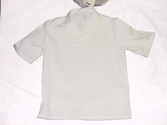 WOVEN SHIRT FOR MEN.  V NECK WITH COLLAR.  THE FRONT EDGES OF THE COLLAR OVERLAP LEFT OVER RIGHT.  SHORT SLEEVES.  HEMMED AT SLEEVE ENDS AND AT BASE.  WITH SMALL VENTS IN SIDE SEAMS.  67% POLYESTER AND 33% COTTON