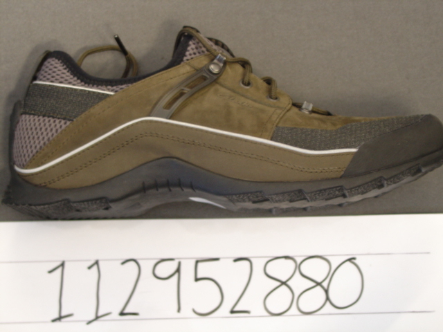 MENS CASUAL SHOE.  UPPERS OF LEATHER, TEXTILE AND PLASTIC, WHERE THE LEATHER PREDOMINATES.  NOT COVERING THE ANKLE.  OUTER SOLE OF RUBBER.  INSOLE MEASURES MORE THAN 24CM.  NO SPECIAL TECHNOLOGY EVIDENT.  LACE FASTENING TRADE NAME ON HEEL AND SIDE.  DESIGNED TO BE WORN WITH A SEPARATE INNER SHOE WHICH HAS ITS OWN SOLE.  ALTHOUGH THE INNER SHOE CAN BE WORN INSIDE THE OTHER, AND CLIPS TO THE HEEL, THEY CAN BE WORN INDEPENDENTLY AND THE INNER SHOE IS THUS CLASSIFIED SEPARATELY.
