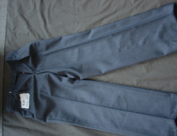 WOVEN PAIR OF TROUSERS FOR MEN. INTENDED TO COVER LOWER PART OF THE BODY FROM THE WAIST TO THE ANKLE ENVELOPING EACH LEG SEPARATELY. WITH PARTIAL FRONT OPENING WITH ZIP FASTENING FLY. WITH LEFT OVER RIGHT HOOK FASTENING AND ADJUSTABLE SIDE TABS TO THE WAISTBAND WITH BELT LOOPS. WITH TWO SIDE POCKETS AND TWO POCKETS AT THE REAR WITH VELCRO CLOSURE. HEMMED AT LEG ENDS. TO BE PRESENTED AND PACKAGED IN A CLEAR PLASTIC BAG. OF 60% WOOL AND 40% POLYESTER.