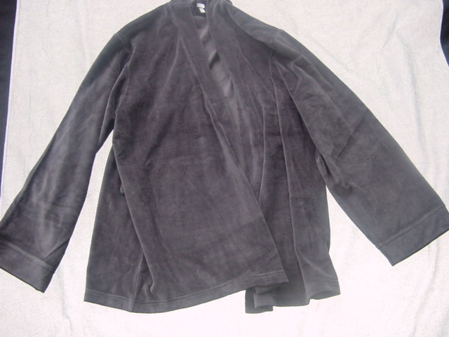 KNITTED JACKET FOR UNISEX.  WITH VELOUR PILE OUTER SURFACE.  COMPLETE FRONT OPENING.  WITHOUT FASTENING.  LONG SLEEVES.  WITH CUFF AT SLEEVE ENDS.  HEMMED AT BASE.  WITH BELT LOOPS AT SIDES.  PACKED WITH TROUSERS AND VEST STYLE PULLOVER CLASSIFIED SEPARATELY.  80% COTTON AND 20% POLYESTER