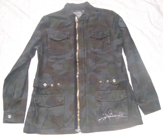 WOVEN CAMOUFLAGE JACKET FOR MEN. INTENDED TO COVER THE UPPER PART OF THE BODY FROM THE SHOULDERS TO THE HIPS. WITH COMPLETE OPENING FASTENED WITH ZIP.  WITH PLACKET OVER THE ZIP FASTENING LEFT OVER RIGHT WITH ANOTHER ZIP. WITH MANDARIN COLLAR. WITH LONG SLEEVES WITH APPLIED CUFFS, FASTENED WITH PRESS STUDS. WITH LINING. WITH FOUR PATCH POCKETS TO THE FRONT, EACH WITH FLAP FASTENING WITH PRESS STUDS. WITH EMBROIDERED LOGO ON THE LOWER LEFT POCKET. WITH ADJUSTABLE FLAPS AT THE WAIST FASTENING WITH PRESS STUDS. HEMMED AT THE BASE, WITHOUT TIGHTENING ELEMENT. OF 100 % COTTON WITH CAMOUFLAGE PRINT.