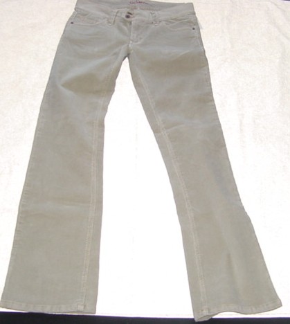 A PAIR OF JEANS STYLE CORDUROY TROUSERS FOR MEN. WITH A ZIP FLY WITH  A LEFT OVER RIGHT CLOSURE WITH BUTTONS. WITH BELT LOOPS. WITH POCKETS. HEMMED AT LEG ENDS. WITH CONTRASTING STITCHING. 96% COTTON / 5% SPANDEX .