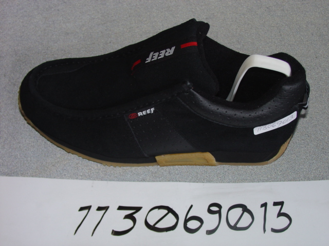 MENS SLIP ON  FASHION SHOE. NOT COVERING THE ANKLE. UPPERS OF BLACK LEATHER (SUEDE) MATERIAL. WITH ELASTICATED STRAP AT EITHER SIDE OF THE TONGUE THAT REACHES UNDER THE ARCH OF THE FOOT. OUTER SOLE OF PLASTIC/RUBBER. INSOLE OF A LENGTH EXCEEDING 24CMS. NOT CONSIDERED TO BE DESIGNED FOR A SPORTING ACTIVITY. EVA MIDSOLE. CIF PRICE EXCEEDS 9 EUROS.