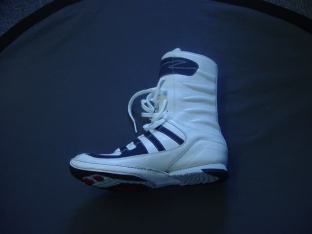 UNISEX TRAINING BOOT. UPPERS OF LEATHER, COVERING THE ANKLE AND PART OF THE CALF. OUTER SOLE OF RUBBER/PLASTIC. INSOLE MEASUREMENT EXCEEDS 24CM.  SPECIAL TECHNOLOGY EVIDENT IN THE FORM OF EVA IN HEEL AREA. LACE FASTENING WITH ONE VELCRO STRIP AROUND PART OF THE CALF. TRADE NAME VISIBLE ON THE TONGUE. TRADE LOGO VISIBLE ON THE SIDE, INSIDE AND OUTER SOLE. CIF PRICE EXCEEDS EURO 9.