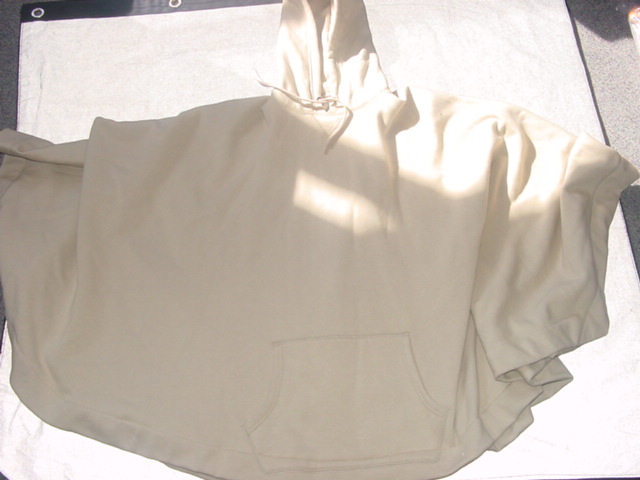 A KNITTED PONCHO FOR UNISEX. DESIGNED TO COVER THE UPPER PART OF THE BODY FROM THE SHOULDERS TO THE HIPS. WITH AN OPENING WHICH  GOES OVER THE HEAD, WITH SIDE PRESS-STUD FASTENINGS FOR THE ARM HOLES. WITH A HOOD THAT HAS A DRAWSTRING TIGHTENING. WITH POUCH POCKETS AT THE FRONT. HEMMED. 100% COTTON.