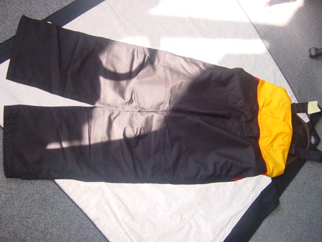 WOVEN BIB AND BRACE INDUSTRIAL OCCUPATIONAL OVERALLS FOR MEN.  WITH BIB AT FRONT AND BACK, WITH ADJUSTABLE STRAPS FASTENED OVER SHOULDERS BY PLASTIC CLASPS. ELASTICATED AT BACK OF WAIST, WITH LEFT OVER RIGHT ZIP FLY FASTENING AT FRONT.   WITH VARIOUS POCKETS.  HEMMED AT LEG ENDS.  WITH REINFORCING PATCHES AT KNEES.  WITH EMBROIDERED LOGO ON CHEST AND BACK.  WITH DOUBLE STITCHED SEAMS.  75% POLYESTER AND 25% COTTON