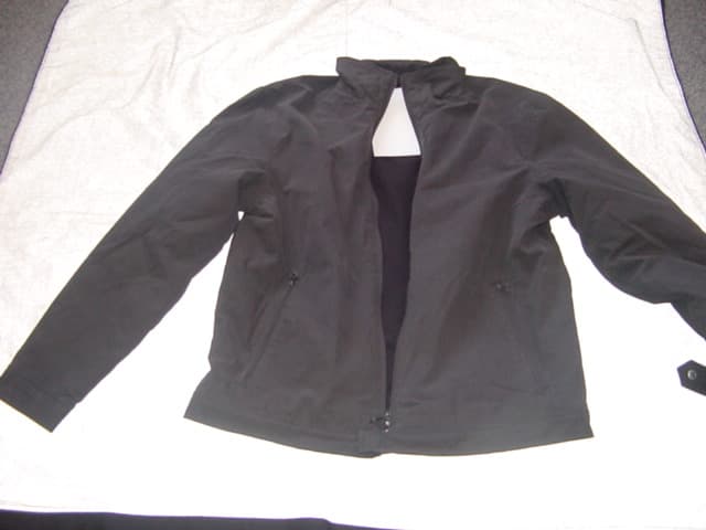 A WOVEN JACKET FOR MEN. DESIGNED TO COVER THE UPPER PART OF THE BODY FROM THE SHOULDERS TO THE HIPS. WITH A COMPLETE FRONT OPENING FASTENED WITH A ZIP THAT EXTENDS UP INTO THE COLLAR  AND LEFT OVER RIGHT PRESS-STUD FASTENING. WITH LONG SLEEVES WITH PRESS STUD FASTENING AT SLEEVE ENDS. WITH TWO ZIPPED POCKETS ON THE LOWER FRONT. WITH  A FLEECE INNER LINING. 76% NYLON/ 24% COTTON.