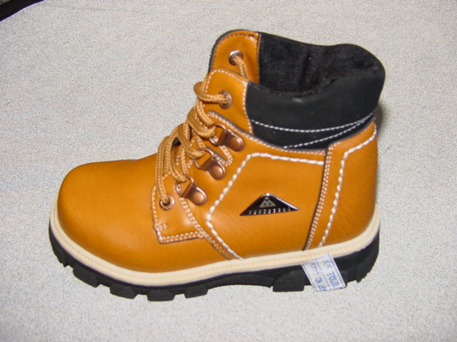 CHILDS BOOT. COVERING THE ANKLE BUT NO PART OF THE CALF. UPPERS OF PLASTIC. WITH HEAVY TREAD OUTER SOLE OF RUBBER/PLASTIC. WITH LACE FASTENING. INSOLE MEASURES LESS THAN 24CM. COMPANY LOGO ON THE TONGUE. WITH METAL LOGO ON THE SIDE OF THE BOOT.