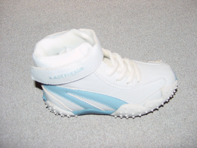 CHILDS BOOT. COVERING THE ANKLE BUT NO PART OF THE CALF. UPPERS OF WHITE AND BLUE PLASTIC. OUTER SOLE OF RUBBER/PLASTIC. WITH LACE FASTENING. WITH SINGLE VELCRO FASTENING STRAP AROUND THE ANKLE.  INSOLE MEASURES LESS THAN 24CM. COMPANY LOGO ON THE STRAP. NO VISIBLE EVIDENCE OF SPECIAL TECHNOLOGY.