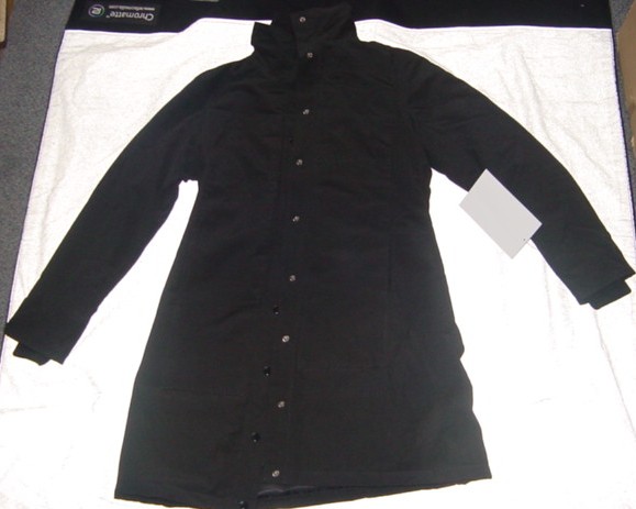 WOVEN COAT FOR WOMEN. WITH A VISIBLE PU COATING ON THE INNER SURFACE. REACHING DOWN FROM THE SHOULDERS TO BELOW MID THIGH. WITH A COMPLETE OPENING FASTENED BY A ZIP WITH A RIGHT OVER LEFT FLAP WITH PRESS STUDS. WITHOUT HOOD. WITH LONG SLEEVES WHICH ARE HEMMED WITH AN INNER RIBBED CUFF.. WITH APPLIED HIGH NECK COLLAR. WITH A QUILTED LINING. WITH TWO OUTER POCKETS ON LOWER FRONT. HEMMED AT BASE OF GARMENT. MADE FROM PREDOMINANTLY COTTON MIXED WITH NYLON.