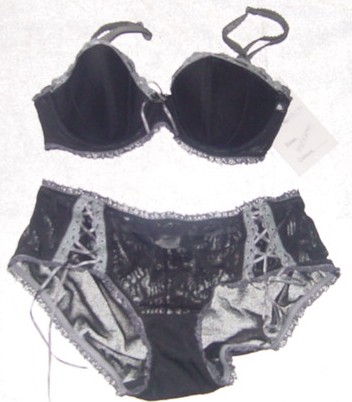 A KNITTED BRA AND BRIEF SET. THE UPPER GARMENT IS A BRA. WITH LIGHTLY PADDED CUPS. WITH A BACK HOOK AND EYE FASTENING. WITH A CONTRASTING LACE TRIM. WITH ATTACHED BOW DETAIL. THE LOWER GARMENT IS A BRIEF WITH MATCHING TRIM.  WITH LACE DETAIL NEAR TO THE SIDES.  90% POLYAMIDE, 10% ELASTANE.  PACKAGED TOGETHER FOR RETAIL SALE.