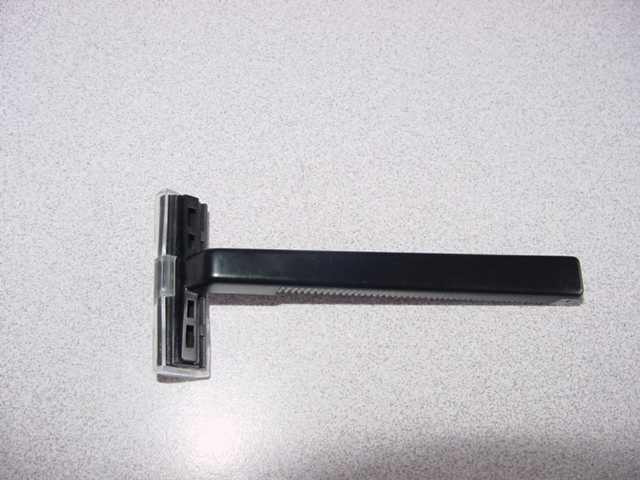 DISPOSABLE PLASTIC RAZOR WITH NON-REPLACEABLE BLADE. PART OF A SET. (OTHER GOODS CLASSIFIED SEPARATELY)