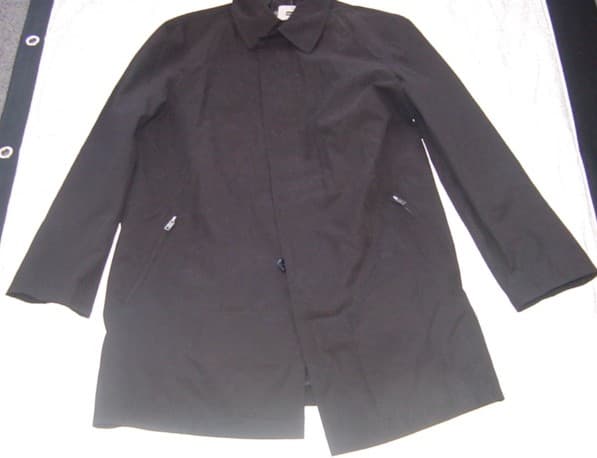 A WOVEN JACKET FOR MEN.  DESIGNED TO COVER THE BODY FROM THE SHOULDERS TO MID-THIGH.  LINED.  WITH A COMPLETE OPENING WITH A LEFT OVER RIGHT BUTTON FASTENING.  WITH A FLAP OVER BUTTONS.  WITH A ROUND NECK WITH COLLAR.  WITH LONG SLEEVES.  WITH A DIAGONAL ZIPPED POCKET EACH SIDE ON LOWER FRONT AND TWO INSIDE BREAST POCKETS.  WITH A CENTRE BACK VENT.  WITH TWO EYELETS UNDER EACH ARM.  HEMMED AT SLEEVE ENDS AND AT BASE.  64.8% POLYESTER.  35.2% COTTON.