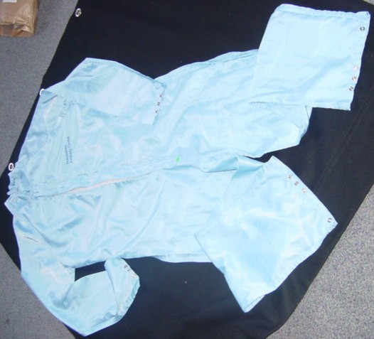 A WOVEN ALL IN ONE INDUSTRIAL GARMENT FOR MEN.  ENVELOPING EACH LEG SEPARATELY DOWN TO THE ANKLES.  ROUND NECK.  FRONT OPENING FASTENED LEFT OVER RIGHT BY ZIP AND FLAP  WITH POPPER FASTENING AT TOP.  WITH LONG  SLEEVES WITH ADJUSTABLE POPPER FASTENING AT CUFFS.  WITHOUT POCKETS.  WITH SLOGAN. WITH  ADJUSTABLE POPPER FASTENING AT LEG ENDS.  100% POLYESTER