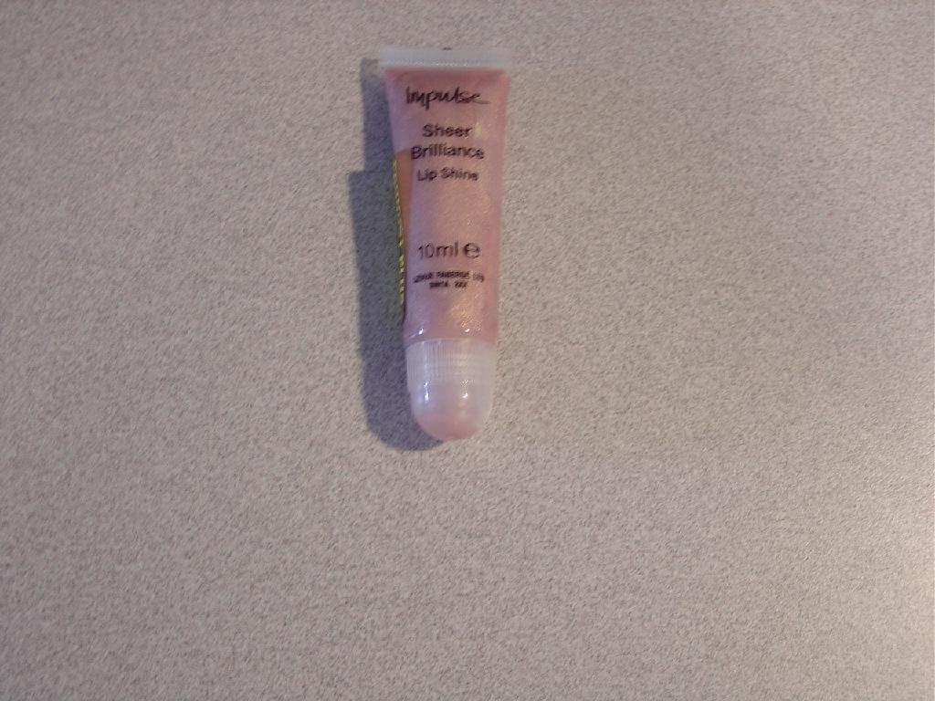 LIP GLOSS. PRESENTED IN A 10ML TUBE.