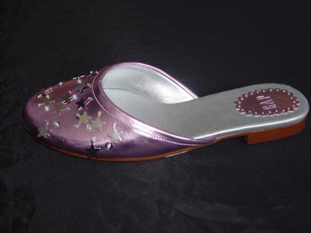 LADIES FASHION SHOE/BALLET SLIPPER. UPPERS OF  PLASTIC. WITH BEAD, SEQUIN AND STAR DECORATION. OUTER SOLES OF RUBBER. NOT COVERING THE ANKLE.  NOT COVERING THE BACK OF THE HEEL. COMPANY LOGO ON THE INSOLE AT THE HEEL. IN-SOLES OF A LENGTH MEASURING 24CMS.
