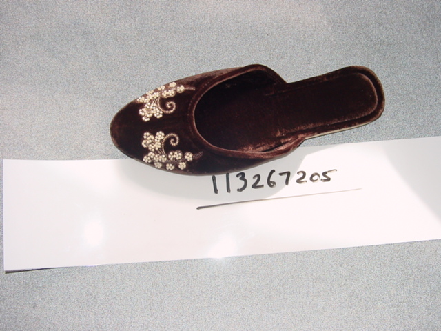 LADIES SLIP ON STYLE SLIPPER. UPPERS OF TEXTILE MATERIAL. OUTER SOLES OF LEATHER.(SUEDE) BEADS ON VAMP. NOT COVERING THE ANKLE. IN-SOLE LENGTH EXCEEDS 24CMS.