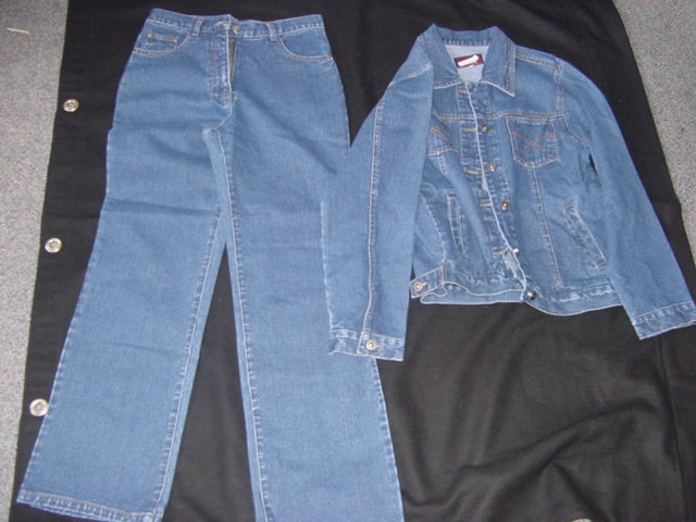 WOVEN, DENIM ENSEMBLE FOR WOMEN. CONSISTING OF A WIND-JACKET, WITH COLLAR.  COMPLETE FRONT OPENING FASTENED RIGHT OVER LEFT BY BUTTONS. LONG SLEEVES WITH BUTTON CUFF AT SLEEVE ENDS.  WITH TIGHTENING TAB ADJUSTERS AT BASE.  WITH POCKETS.  PACKED WITH  TROUSERS OF IDENTICAL FABRIC.  WITH RIGHT OVER LEFT ZIP FLY FASTENING.  HEMMED AT LEG ENDS.  WITH POCKETS.  100% COTTON
