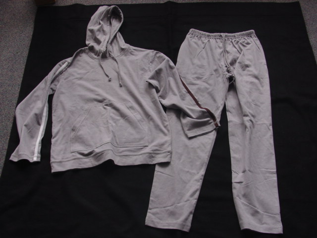 KNITTED ENSEMBLE FOR UNISEX.  CONSISTING OF A PULLOVER WITH HOOD.  WITHOUT FRONT OPENING.  WITH LONG SLEEVES.  HEMMED AT SLEEVE ENDS.  WITH BAND OF SAME FABRIC AT BASE.  WITH POCKETS ON LOWER FRONT.  WITH APPLIED STRIPES OF CONTRASTING FABRIC DOWN SLEEVES (MINOR TRIMMINGS). PACKED WITH TROUSERS OF IDENTICAL FABRIC. ELASTICATED WAIST WITHOUT OPENING.  WITH DRAWSTRING.  HEMMED AT LEG ENDS.  WITH POCKETS ON HIPS.  100% COTTON